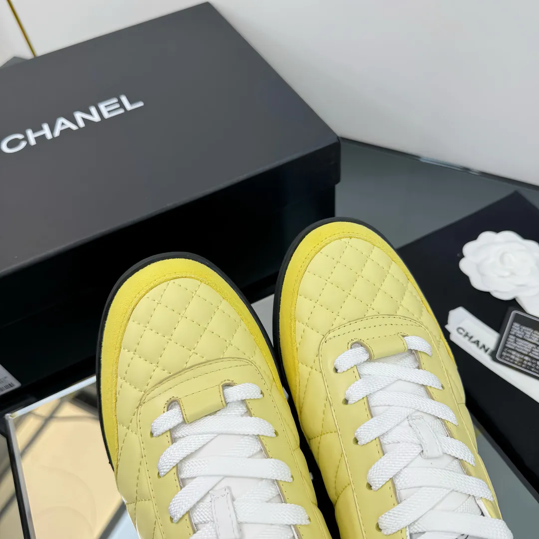 👟👟Ex-factory price 600👟👟 Top version Chanel Chanel - 2025 counter top casual sports shoes. This classic design; the upper is electro-embroidered with a variety of techniques; the outsole is fashionable and sporty; it is extraordinary and incorporates a variety of color matching elements... The diversified mix and match is very beautiful and versatile, and can be used for leisure, fashion, sports and outdoor... ꫛꫀꪝ Go➫ Material: ❶Upper is made of: original imported mercerized velvet + double-layer breathable mesh ❷Inside is made of: original imported breathable mesh ❸Outsole is based on: original TPU combination outsole Counter boutique packaging complete set for women 35–41 👉